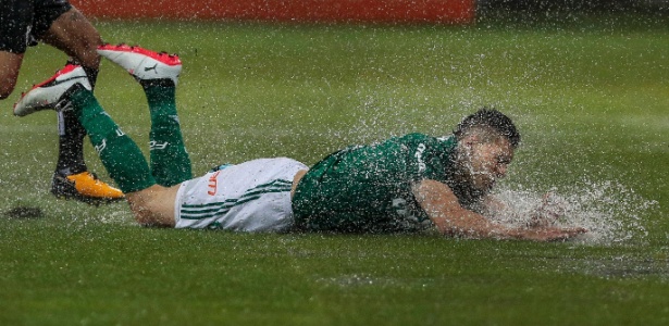 Moisés mergulha no gramado encharcado do Allianz Parque - Ale Cabral/AGIF - Ale Cabral/AGIF