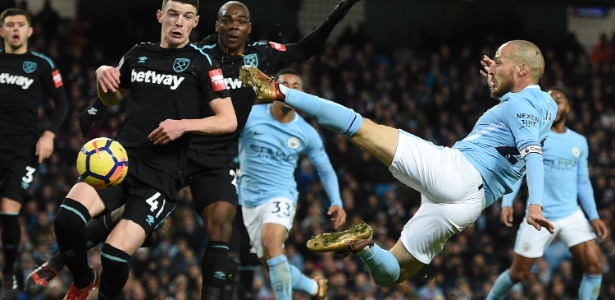 David Silva acerta voleio durante jogo do Manchester City - AFP