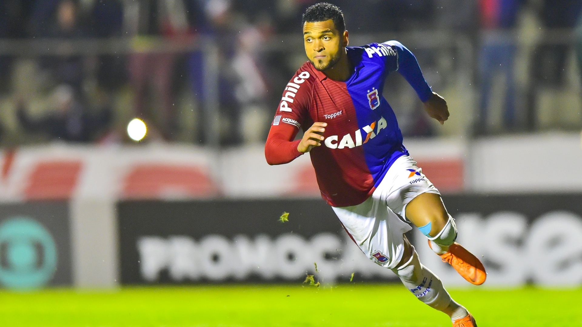 Thiago Santos comemora gol do Paraná diante do Fluminense
