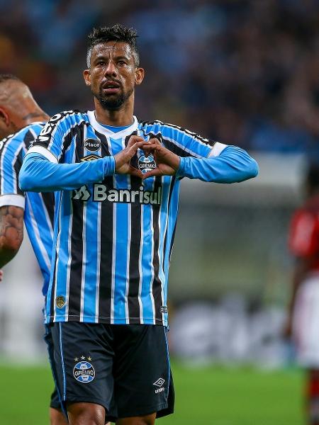 Leo Moura faz gesto de coração em jogo entre Grêmio e Flamengo - Lucas Uebel/Grêmio