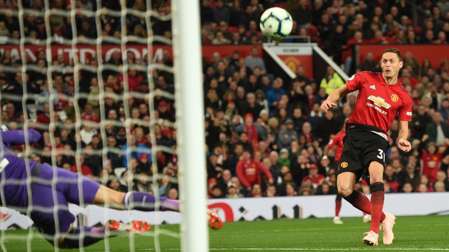 Nemanja Matic chuta a gol - Oli Scarff/AFP Photo