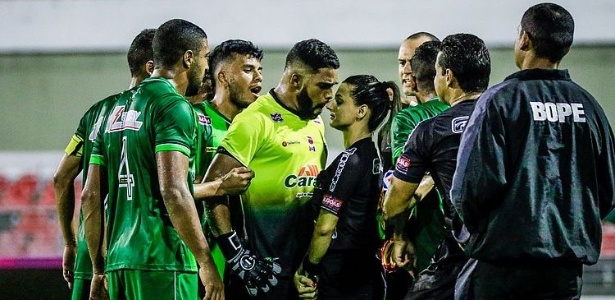 Raquel Barbosa, bandeirinha da CBF, reage a cerco de jogadores do Murici no Alagoano - Pei Fon/Portal TNH1