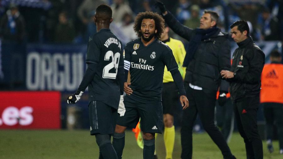 Marcelo conversa com Vinicius Júnior durante jogo do Real Madrid - REUTERS/Javier Barbancho