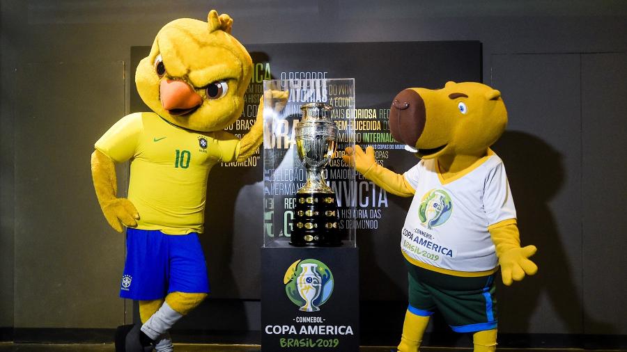 Canarinho Pistola e a capivara da Copa América se encontraram na sede da CBF - Alexandre Loureiro / COL Copa América Brasil 2019