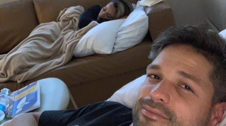 Diego mostra a mulher, Bruna Letícia, dormindo no sofá em hospital - Reprodução/Instagram