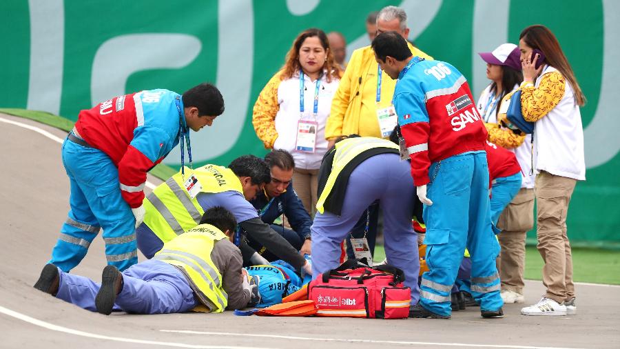 Colombiano Diego Arboleda recebe atendimento médico após queda no BMX - Pilar Olivares/Reuters
