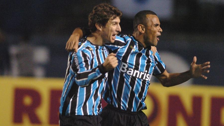 Grêmio de 2008, com Paulo Sérgio e Tcheco, chegou a abrir 11 pontos de vantagem no fim do turno - Divulgação/Grêmio FBPA