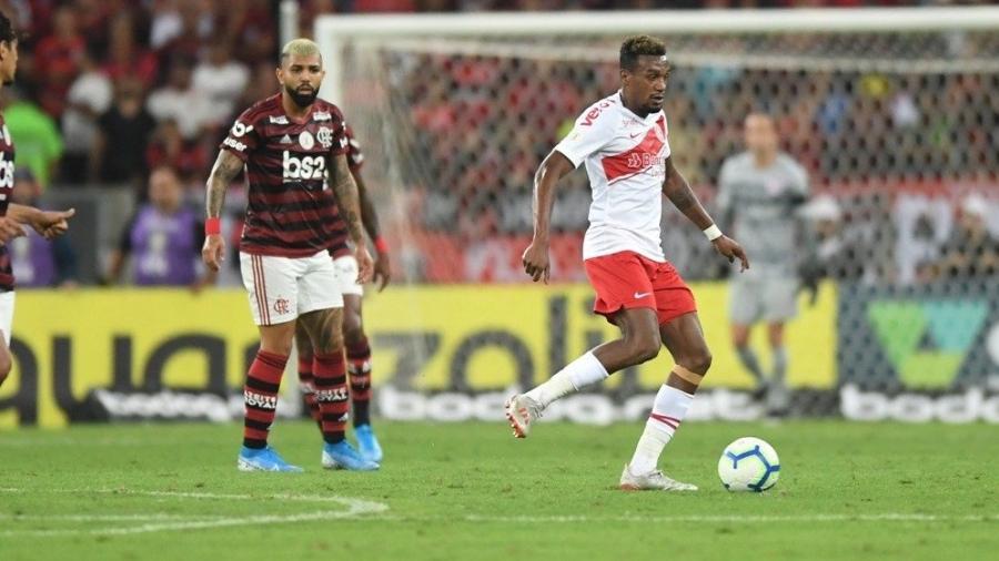 Edenílson esfria interesse de clube árabe e diz que Inter não mereceu vaga na Libertadores - Ricardo Duarte/Internacional