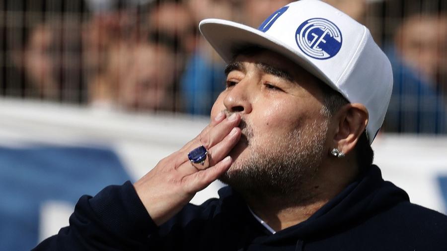 "Vovô da vez", Diego Maradona deve treinar o Gimnasia na partida de amanhã - ALEJANDRO PAGNI / AFP