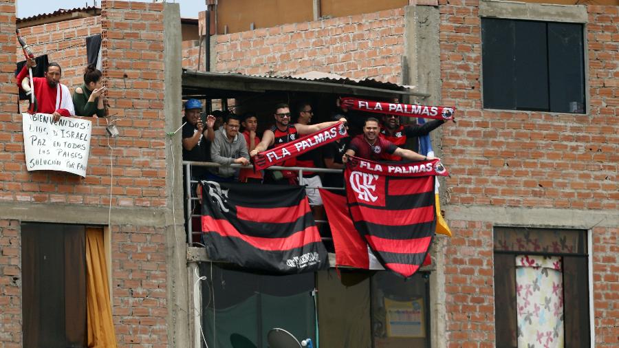 Torcedores do Flamengo observaram uma sessão de treino do River em casa vizinha ao estádio - Xinhua/Mariana Bazo