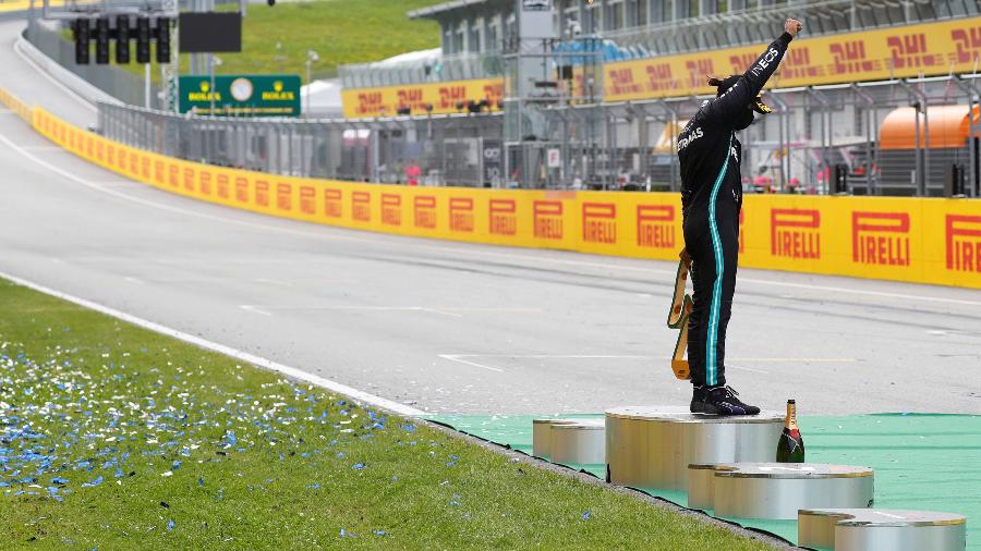 Lewis Hamilton, da Mercedes, faz protesto antirracista após vencer o GP da Estíria - REUTERS/Leonhard Foeger/Pool