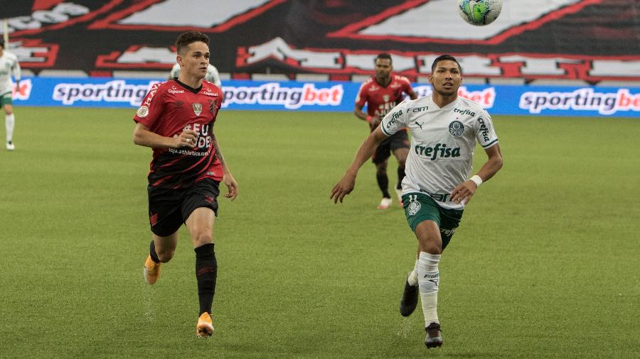 Khelven e Rony disputam bola na vitória do Palmeiras sobre o Athletico no primeiro turno  - Robson Mafra/AGIF