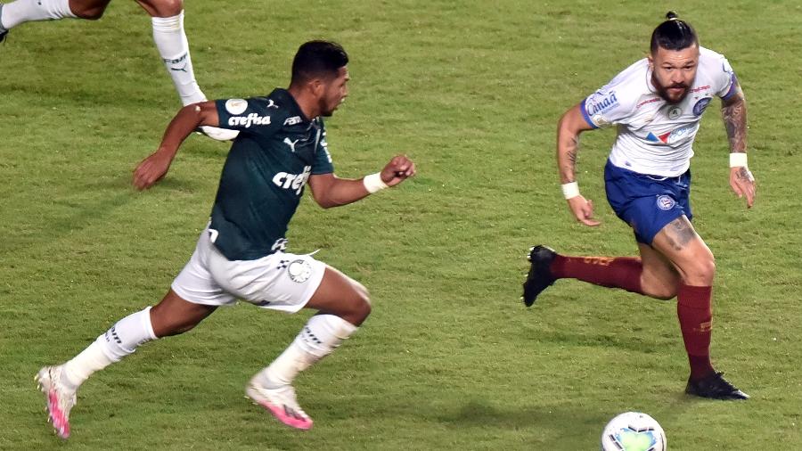 Rossi, do Bahia, e Rony, do Palmeiras, disputam bola durante partida pelo campeonato Brasileiro - Walmir Cirne/AGIF