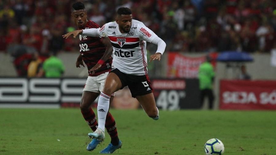 Bruno Henrique e Reinaldo disputam lance em Flamengo x São Paulo - Rubens Chiri/SPFC