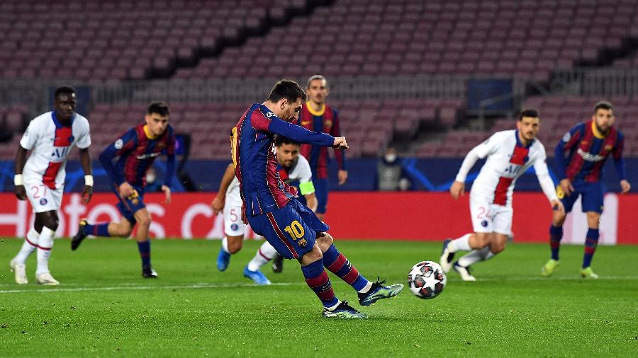 Messi cobra pênalti para o Barcelona na partida contra o PSG pela Liga dos Campeões - David Ramos/Getty Images