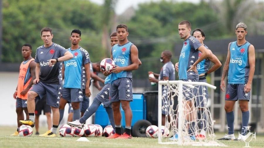 Técnico do sub-20, Diogo Siston (de cinza) comandará Vasco na estreia no Carioca com atletas de sua categoria - Rafael Ribeiro / Vasco