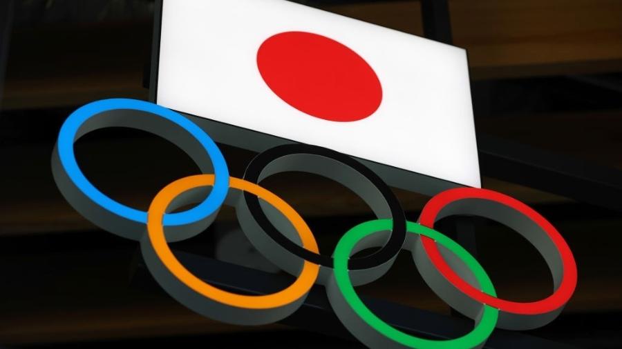 Símbolo dos anéis olímpicos e bandeira do Japão - SOPA Images/LightRocket via GettyImages
