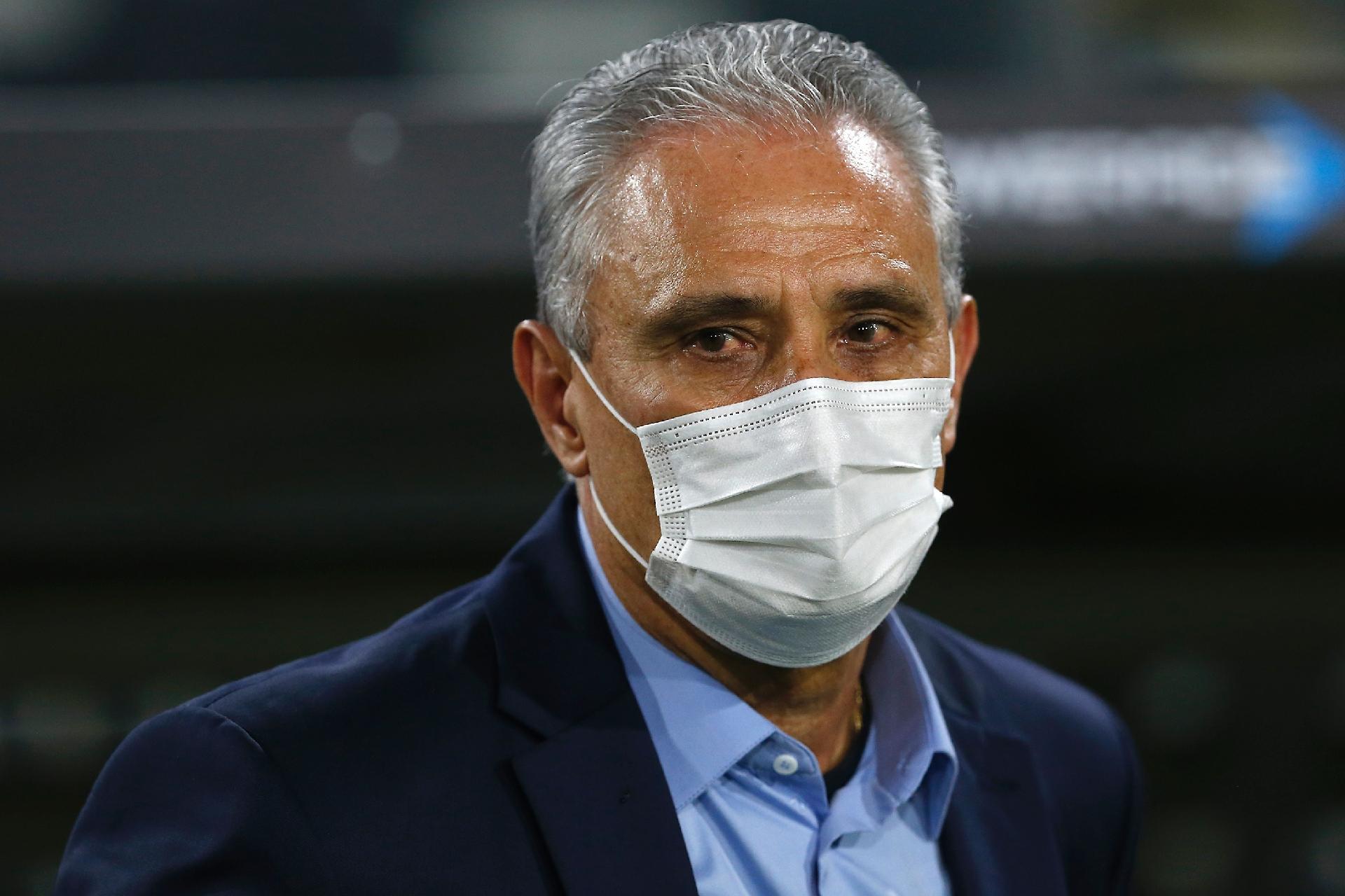 Tite observa o Brasil contra o Chile nas Eliminatórias - Getty Images