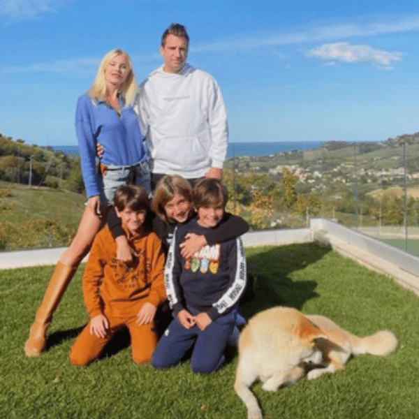 Wanda Nara postou foto do ex, Maxi Lopez, com a atual esposa e os filhos do ex-casal