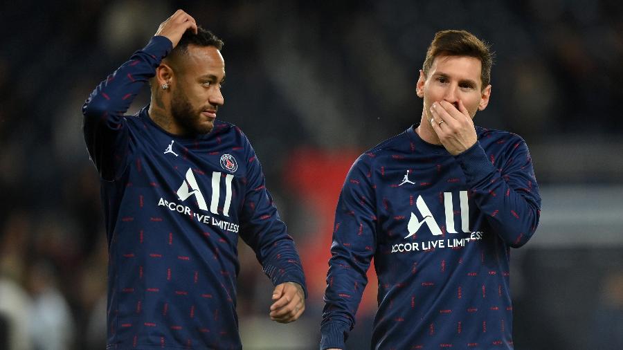 Neymar e Lionel Messi em aquecimento antes de partida do PSG pelo Campeonato Francês 2021-22 - Justin Setterfield/Getty Images