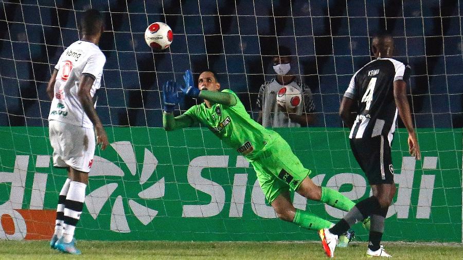 Goleiro Gatito faz defesa na vitória do Botafogo sobre o Vasco, pelo Carioca 2022 - Vítor Silva/Botafogo