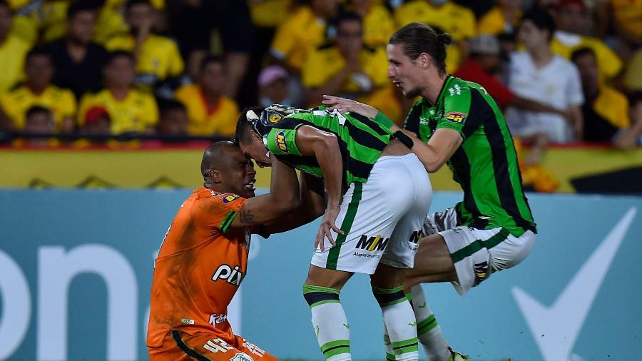 Jogadores do América-MG comemoram após goleiro Jaílson defender pênalti do Barcelona-EQU, pela Libertadores - RODRIGO BUENDIA/AFP