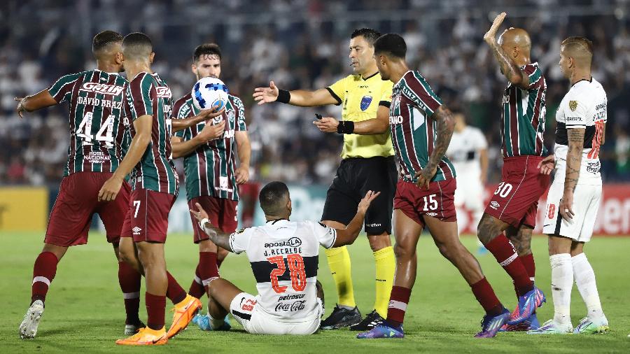 Jogadores do Fluminense cercam o árbitro em jogo contra o Olimpia pela Copa Libertadores -  REUTERS/Nathalia Aguilar