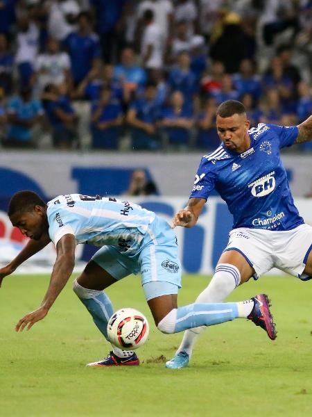 Zé Ivaldo, do Cruzeiro, briga pela bola com jogador do Londrina durante jogo da Série B - Fernando Moreno/AGIF