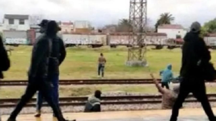 Barras bravas do Racing arremessam pedras em torcedores do Deportivo Cali em estação de trem na Argentina - Reprodução