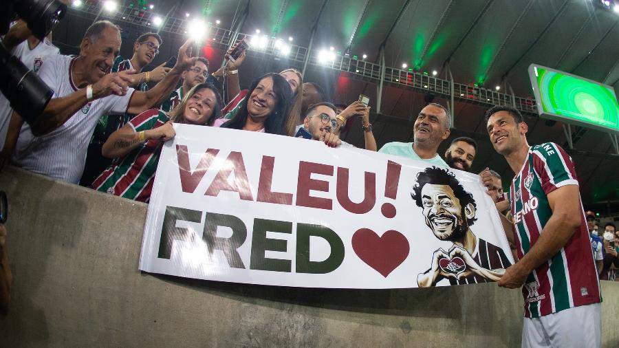 Fred, atacante do Fluminense, posa ao lado de faixa feita por torcedores em sua homenagem, no duelo com o Corinthians, pelo Campeonato Brasileiro - Marcelo Gonçalves / Fluminense