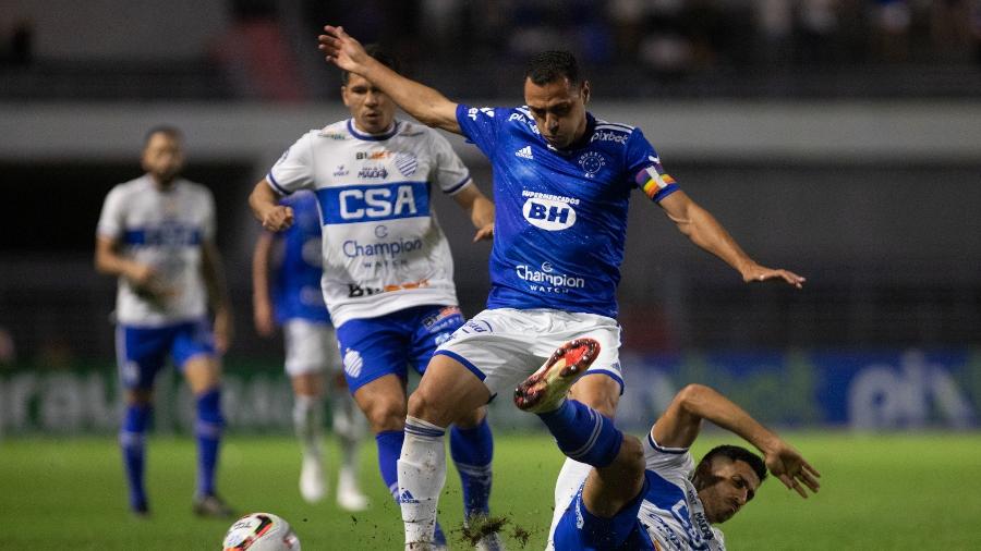 Rômulo disputa bola na partida do Cruzeiro contra o CSA, pela Série B - Divulgação/Cruzeiro
