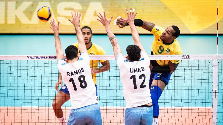 Leal cuts during the volleyball World Cup match between Brazil and Argentina - Press Release/FIVB - Press Release/FIVB
