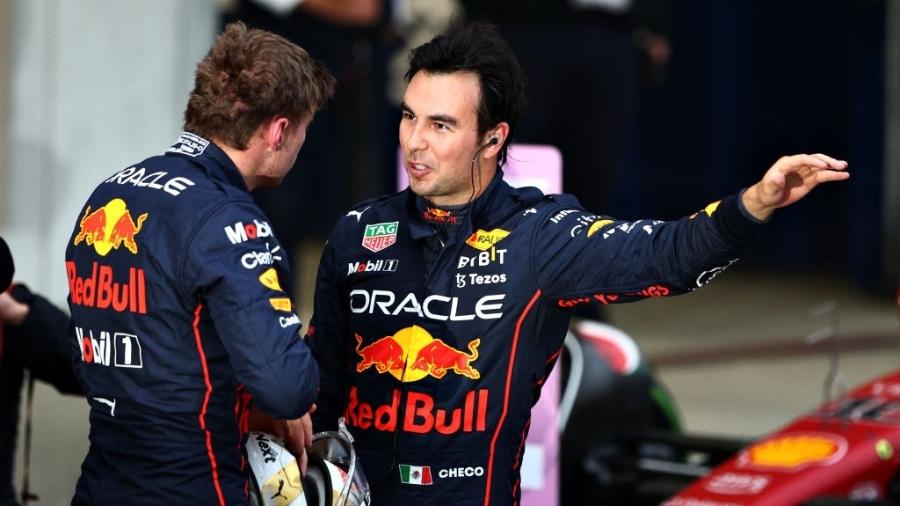Os pilotos Max Verstappen e Sergio Pérez, da Red Bull Racing, conversam após o GP do Japão de Fórmula 1 - Clive Rose/Getty