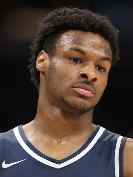 Bronny James joga basquete em Sierra Canyon, escola do ensino médio. - Christian Petersen/Getty Images