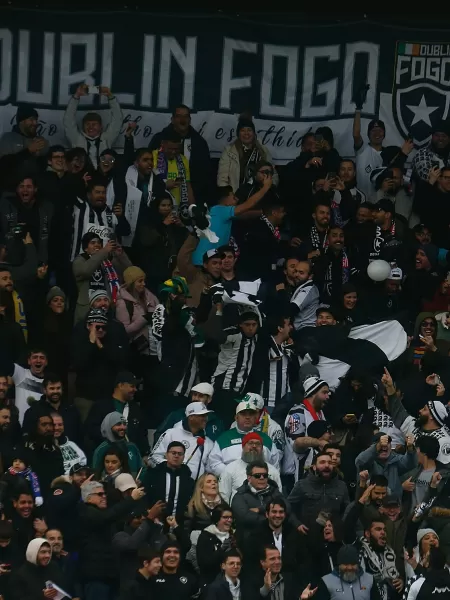 Jogadores do Botafogo são aplaudidos pelos torcedores após empate