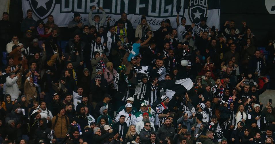 Torcida do Botafogo compareceu em bom número para o amistoso com o Crystal Palace, no estádio Selhurst Park, em Londres, na Inglaterra