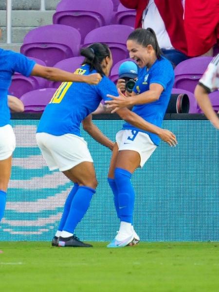 Marta e Debinha celebram gol do Brasil sobre o Japão na SheBelieves Cup - Andrew Bershaw/Icon Sportswire via Getty Images