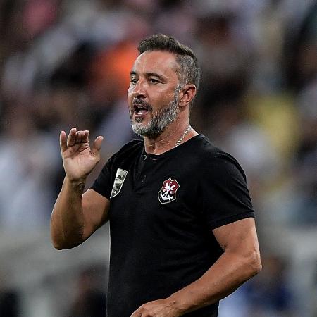 Vítor Pereira substituiu Dorival, campeão da Libertadores e Copa do Brasil em 2022 - Thiago Ribeiro/AGIF