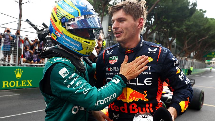 Segundo colocado, Fernando Alonso cumprimenta Max Verstappen, vencedor do GP de Mônaco da F1 - Mark Thompson/Getty Images