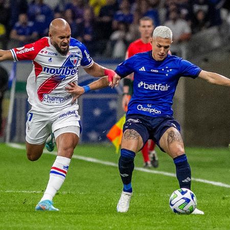 Mateus Vital, do Cruzeiro, em ação no jogo contra o Fortaleza, pelo Brasileirão