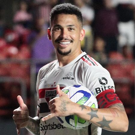 Luciano celebra gol do São Paulo sobre o Coritiba em partida do Campeonato Brasileiro