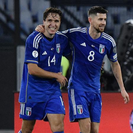 Chiesa e Jorginho celebram gol pela Itália contra a Macedônia da Norte pelas Eliminatórias da Euro