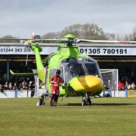 Helicóptero de socorro pousou no campo durante jogo entre Weymouth e Yeovil Town, na Inglaterra