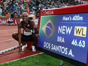 Alison dos Santos bate campeão olímpico, faz melhor tempo do ano e vence prova