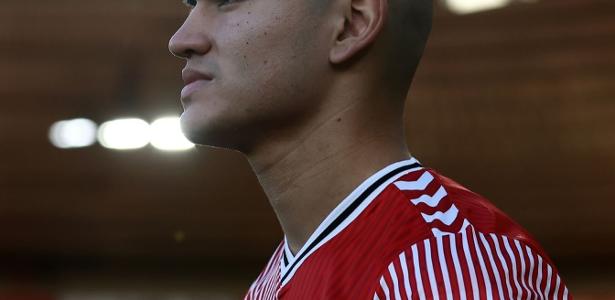 Flamengo contrata Carlos Alcaraz, revelação do Southampton para reforçar equipe.