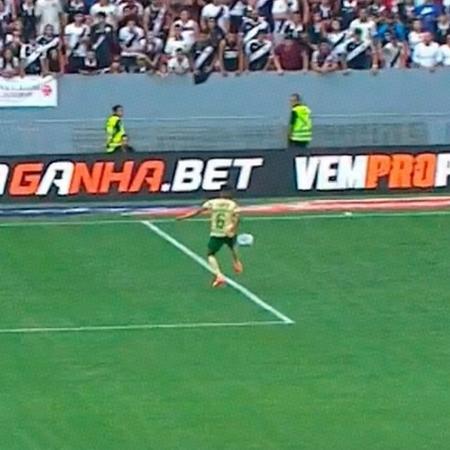 Vasco quis mão na bola de Vanderlan após cruzamento da ponta direita