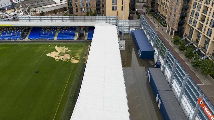 Enchente afeta dependências e gramado do estádio do Wimbledon, na Inglaterra