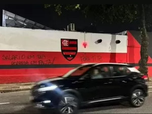 'Fora Tite': Torcida do Flamengo picha muro de sede após nova derrota