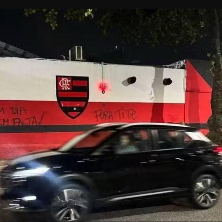 Flamengo: muro da Gávea tem pichações com ameaça a jogadores e pedido de demissão de Tite