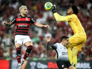 Valeu R$ 500 mil? Hugo Souza mantém Corinthians vivo mesmo com lapso em gol